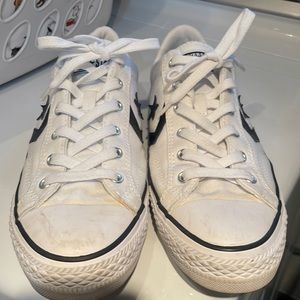Converse men’s 9/women’s 11, slight wear